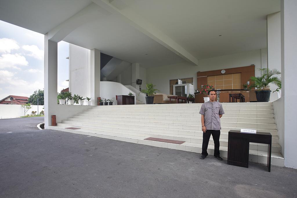 Narmada Convention Hall Hotel Mataram Bagian luar foto