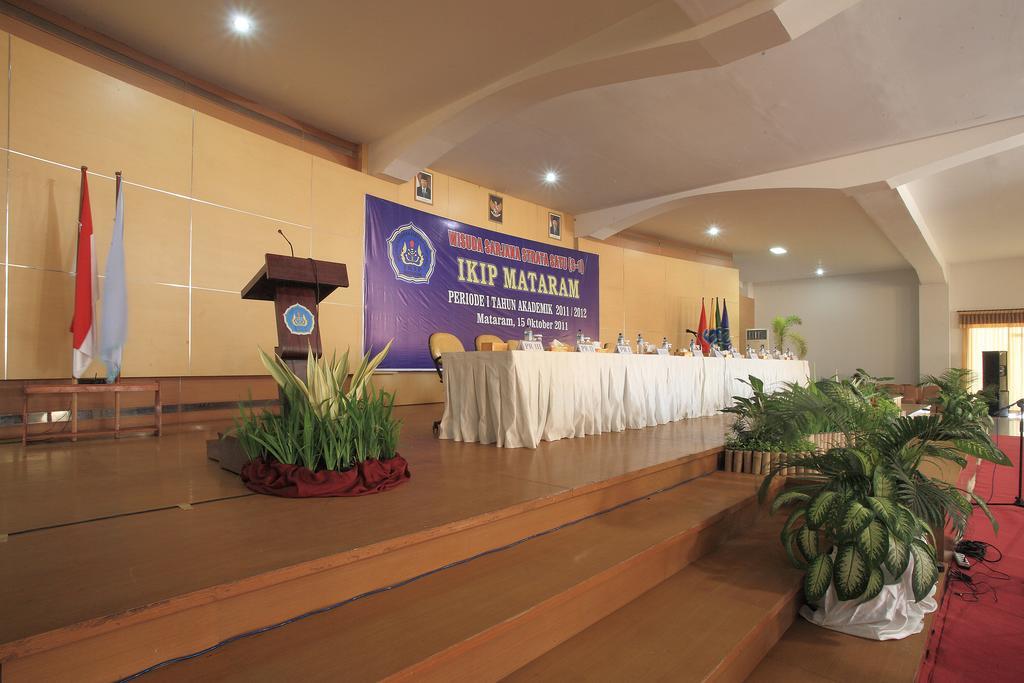 Narmada Convention Hall Hotel Mataram Bagian luar foto